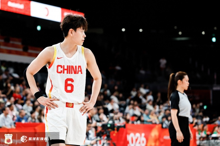 媒体人：杨舒予还是明显受到崴脚影响 决胜时刻也无法承担关键球