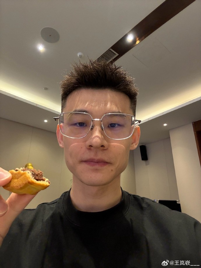 与队友一起吃月饼和聚餐！王岚嵚晒照：中秋快乐?